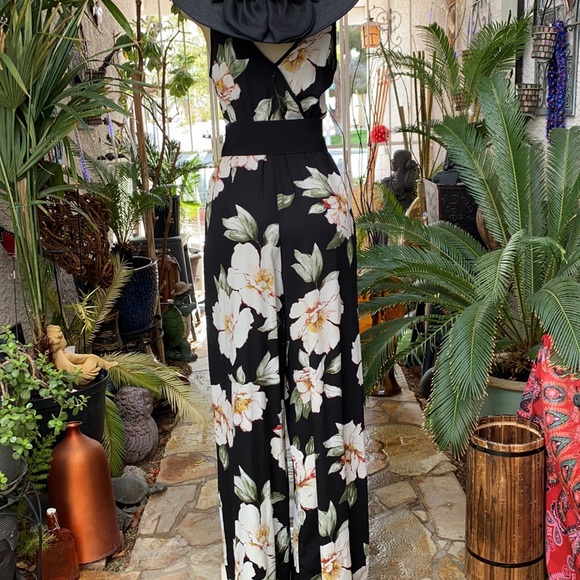 🖤BEAUTIFUL FLORAL PRINT JUMPSUIT🖤 - Picture 2 of 4